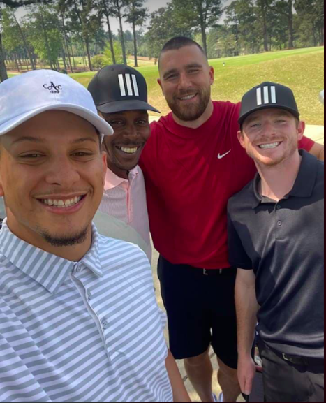 Patrick Mahomes plays golf in Augusta without boot (photos)